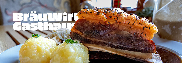 Schäuferl mit dunkler Biersoße und zwei Knödeln