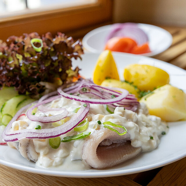 Matjes mit Salzkartoffeln und Soße als Beilage
