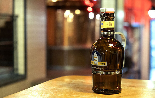 Bild eines 2-Liter Siphons mit Bier Bild eines 2-Liter Siphons mit Bier
