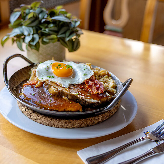 Braumeisterpfandl mit Fleisch, Spätzle und Spiegelei