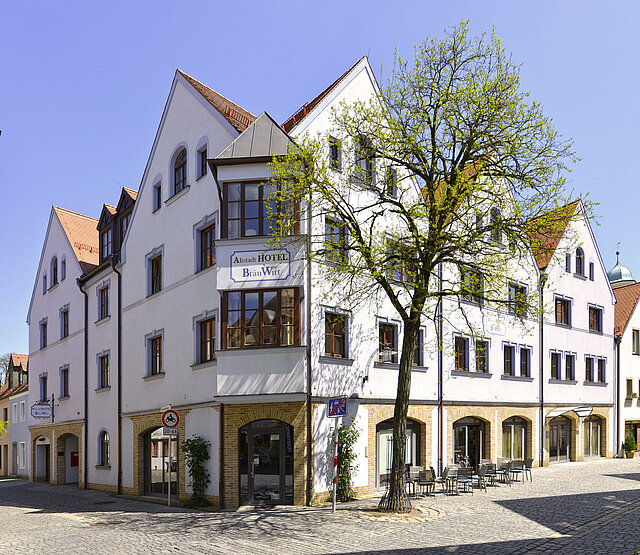 [Translate to English:] Fassade des Hotels im Frühling