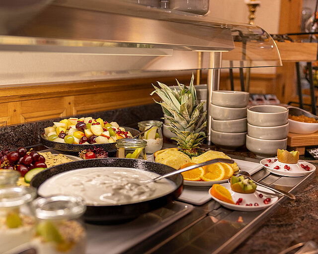 [Translate to English:] Frühstücksbuffet mit frischem Obst und Joghurt