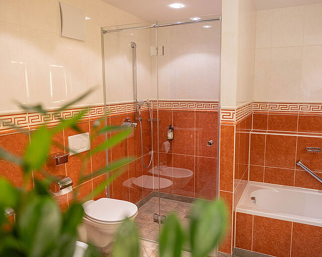 [Translate to English:] Geräumiges Bad mit hochwertiger Ausstattung sowie Badewanne und Dusche