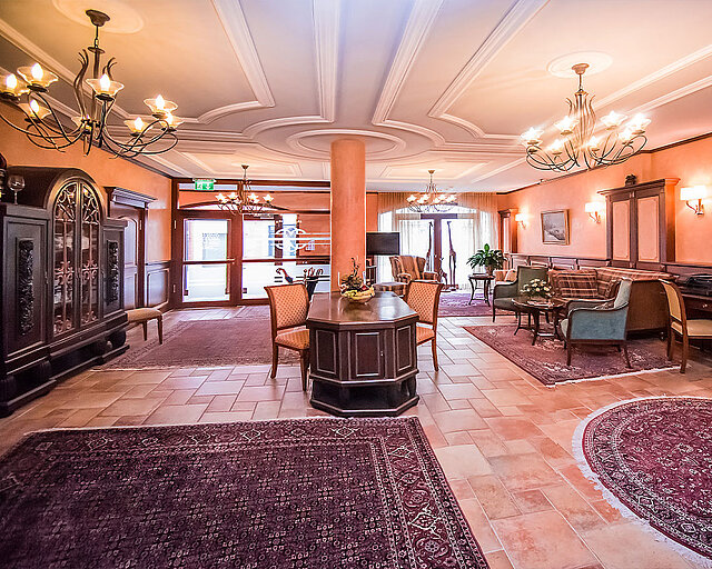 [Translate to English:] Eingang des Hotels mit klassischen Holzmöbeln