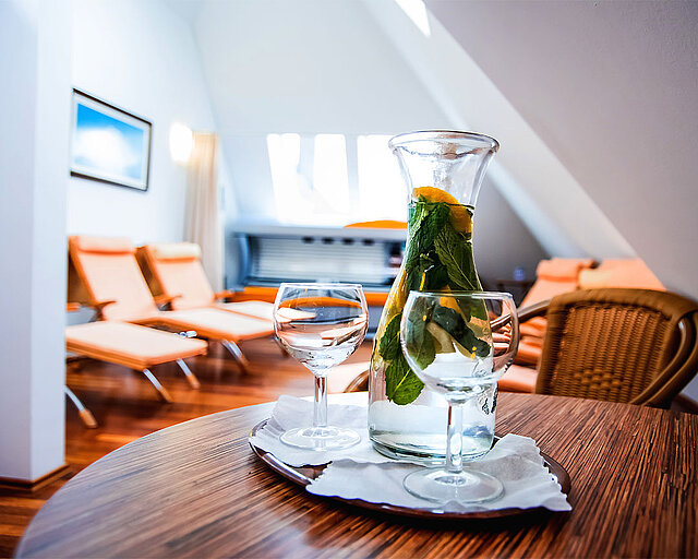 [Translate to English:] Blick in den Wellnessbereich mit Solarium 